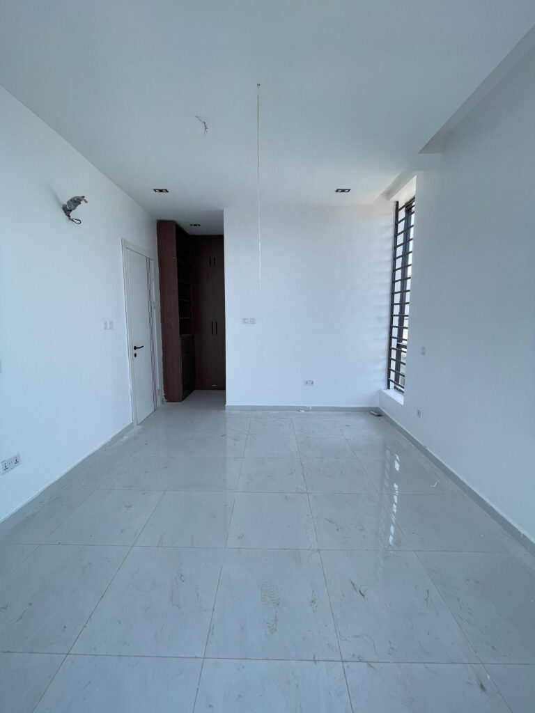 Here is an opportunity to explore this brand-new 2-bedroom apartment in prime Ologolo, Lekki!